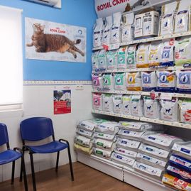 Hospital Veterinario Maldonado alimento para mascotas exhibido